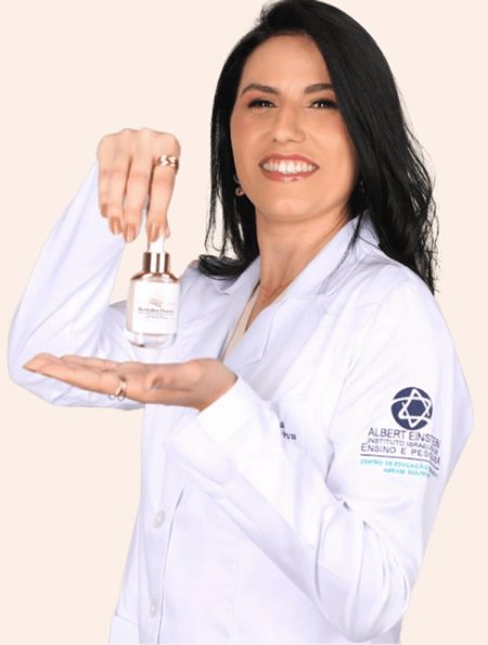 Marina França segurando produto Revitaliza Derm
